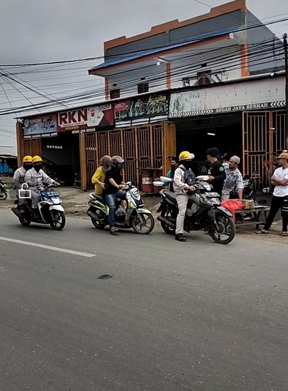 Para anggota Gema nampak antusias berbagi takjil/ Dok. GEMA