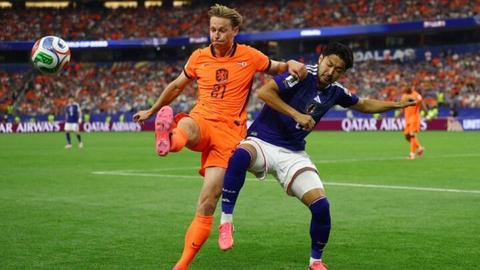 Pemain Belanda bernomor punggung 21, Frenkie de Jong, berduel ketat menguasai bola melawan pemain Jepang nomor 15